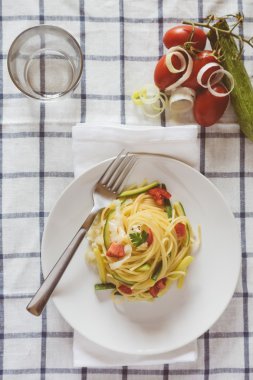 Plaka üzerinde sebzeli spagetti