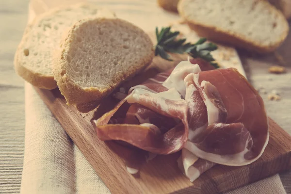 Ekmek ve jambon dilimleri — Stok fotoğraf