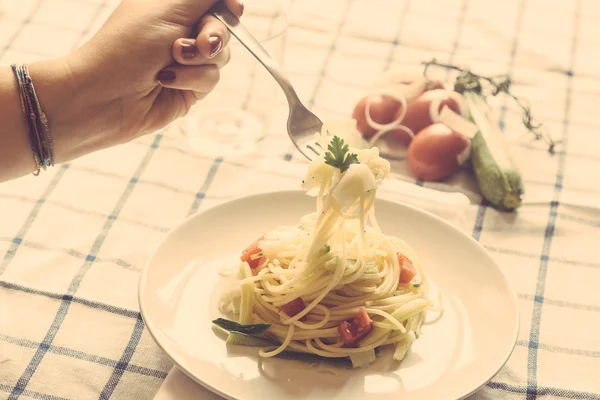 Hand with spaghetti on fork — Stock Photo, Image