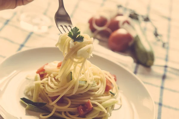 Hand with spaghetti on fork — Stock Photo, Image