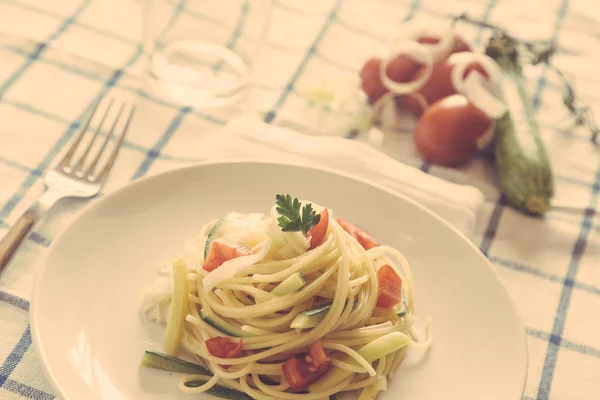 Spagetti med grønnsaker på tallerkenen – stockfoto