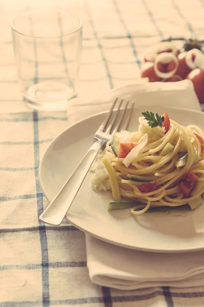 Spagetti med grønnsaker på tallerkenen – stockfoto