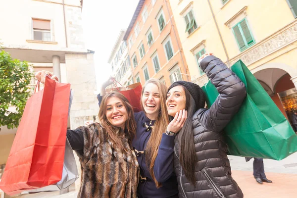 Femmes avec sacs à provisions — Photo