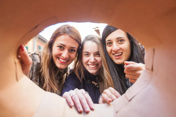 Femmes heureuses à la recherche — Photo