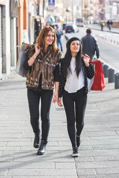 Mujeres felices caminando —  Fotos de Stock