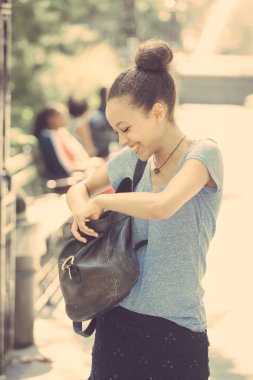 Çantanın içine arayan kadın