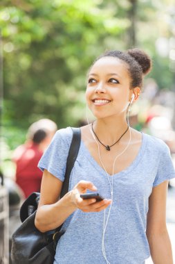 Müzik dinleyen kadın