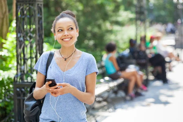 Mujer escuchando música — Foto de Stock