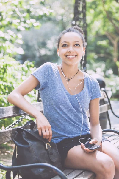 Vrouw die muziek luistert — Stockfoto