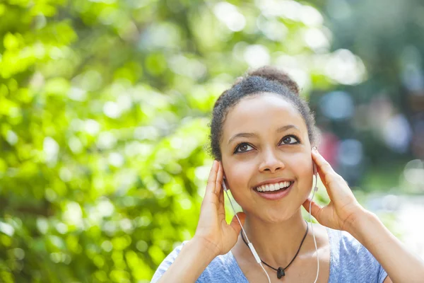 Frau hört Musik — Stockfoto