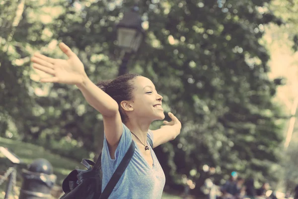 Mujer expresando libertad —  Fotos de Stock