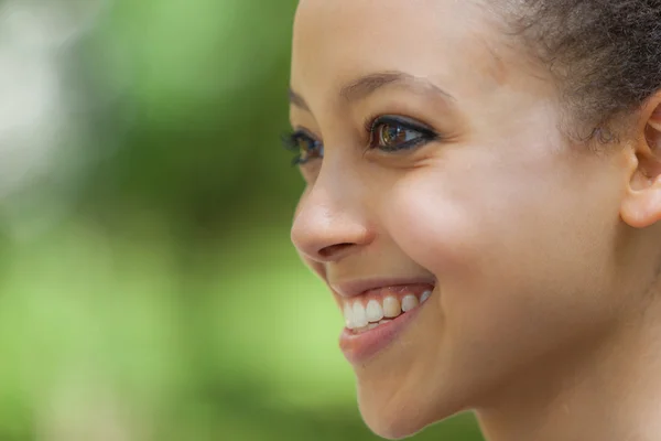 Jonge vrouw in het park — Stockfoto