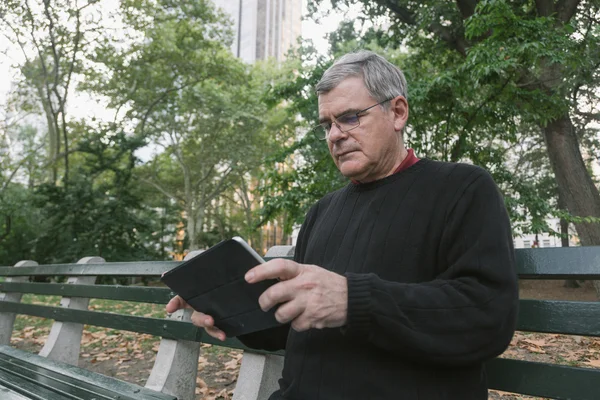 Sénior escribiendo en la tableta — Foto de Stock