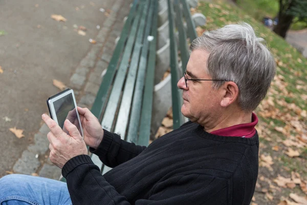 Senior te typen op Tablet PC — Stockfoto