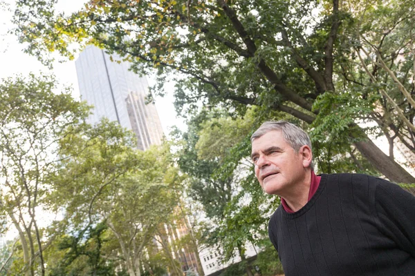 Hombre mayor en Park — Foto de Stock