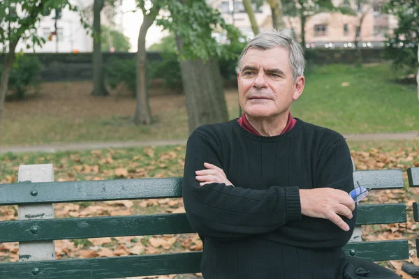 Senior Seated on Bench — Stock Photo, Image