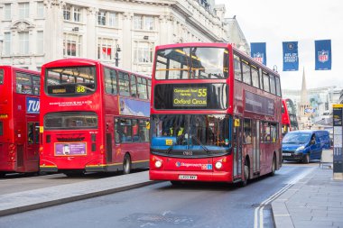 Ünlü Çift katlı kırmızı otobüs