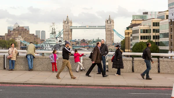 Ihmiset kävelevät London Bridgellä — kuvapankkivalokuva