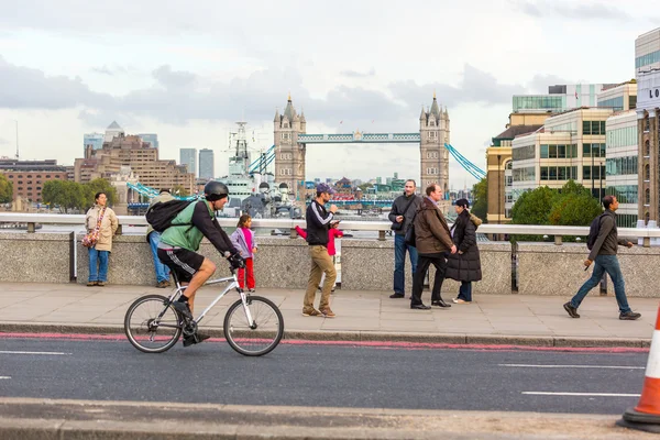 Människor gå på London Bridge — Stockfoto