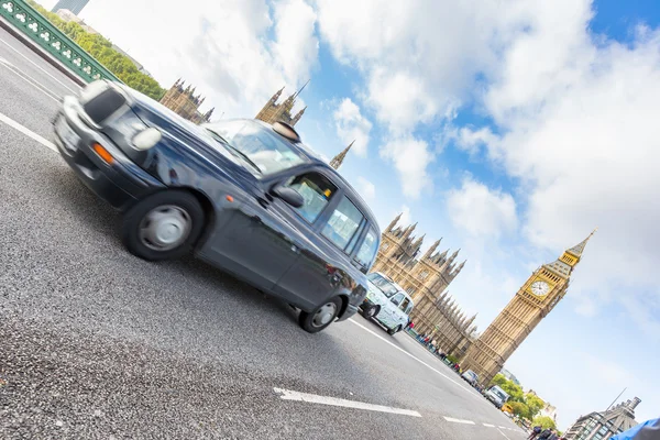 Słynnego czarnego Cab na Westminster Bridge — Zdjęcie stockowe