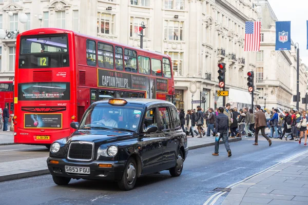 Famoso taxi negro y autobús rojo de dos pisos — Foto de Stock