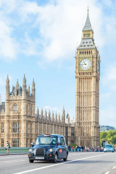 Famous Black Cab on Westminster Bridge — Stock Photo, Image