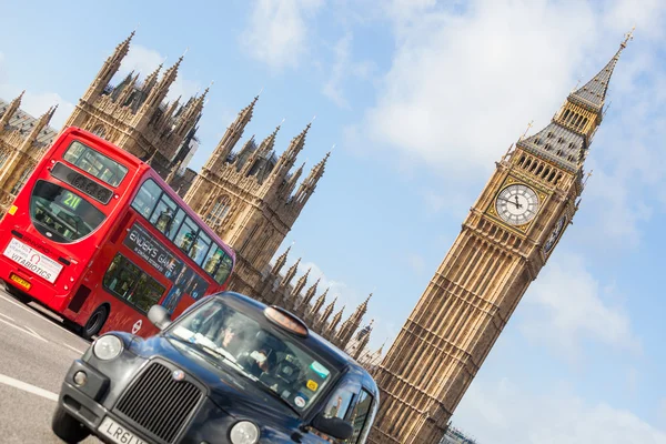 A Westminster Bridge híres fekete taxi — Stock Fotó