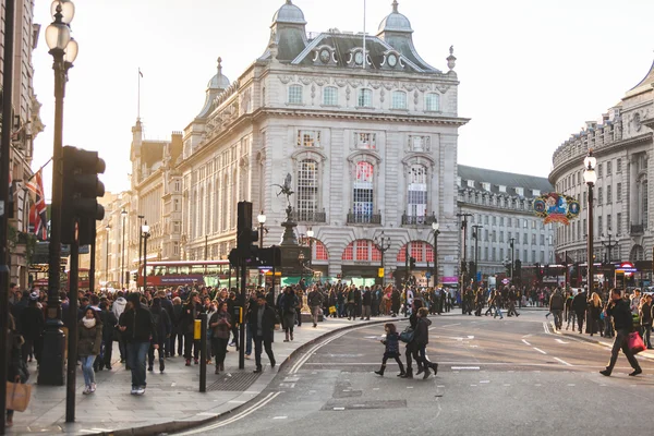 London, Storbritannien - 30 oktober 2013: Piccadilly Circus cro — Stockfoto