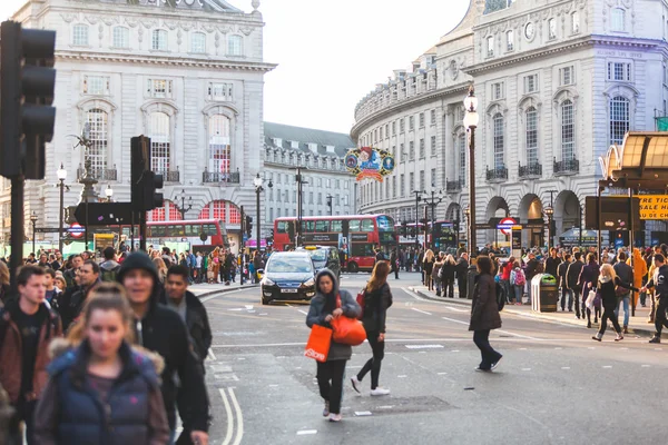 LONDRES, REINO UNIDO - 30 DE OCTUBRE DE 2013: Piccadilly Circus cro —  Fotos de Stock