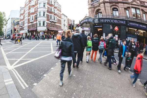 London, Vereinigtes Königreich - 30. Oktober 2013: Menschen überqueren die Straße — Stockfoto