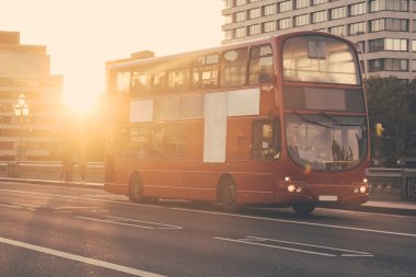 Günbatımında Londra 'da ünlü Çift Katlı Kırmızı Otobüs