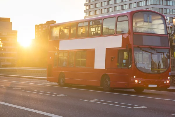 Famoso autocarro vermelho de dois andares em Londres ao pôr do sol — Fotografia de Stock