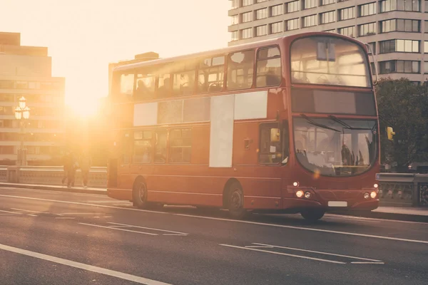 Berömd dubbeldäckare röd buss i London vid solnedgången — Stockfoto