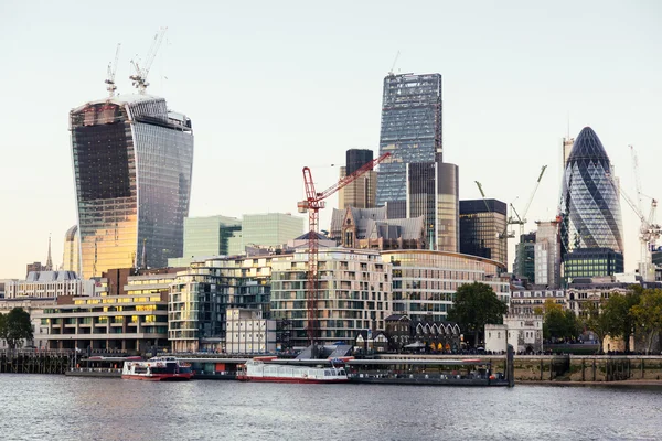 Thames Nehri ve gün batımında arka plan üzerinde Modern gökdelenler — Stok fotoğraf