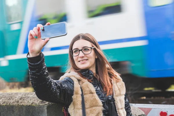Дівчина прийняття selfie — стокове фото
