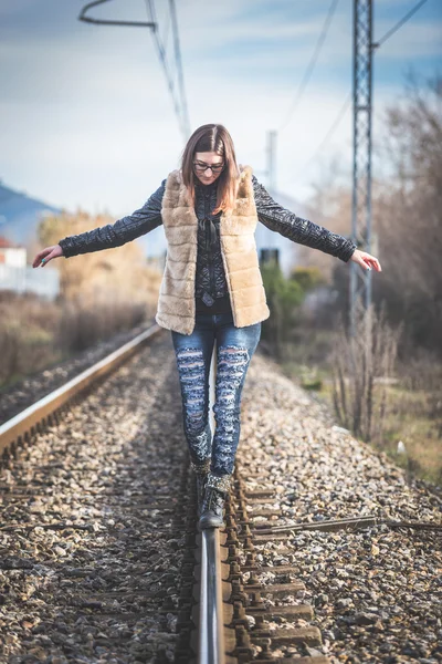 Mujer caminando en equilibrio —  Fotos de Stock