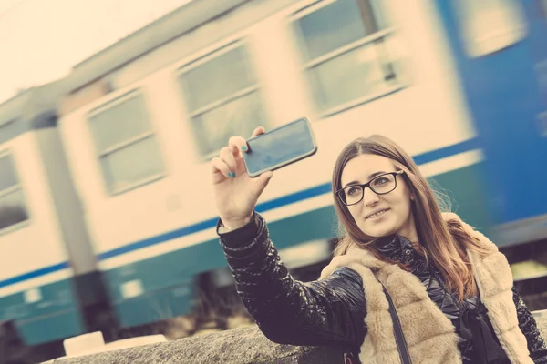 Κορίτσι λαμβάνοντας selfie — Φωτογραφία Αρχείου