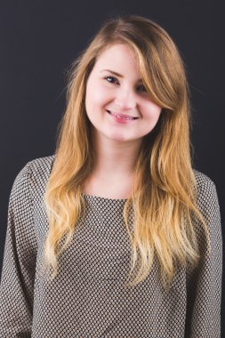 Gülümseyen genç kadın