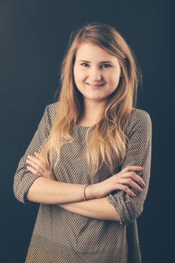 kadın kolları katlanmış