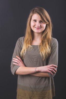 kadın kolları katlanmış