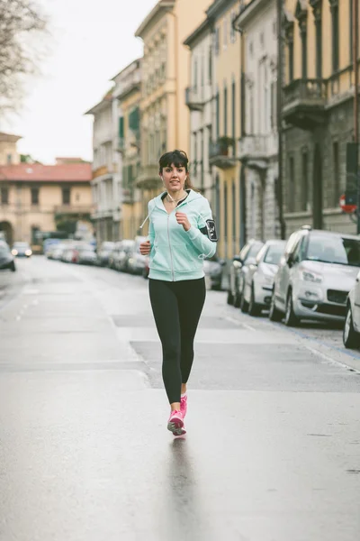 Bela jovem mulher jogging sozinho no cidade rua — Fotografia de Stock