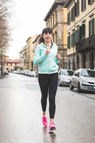 Hermosa mujer joven corriendo sola en la calle City —  Fotos de Stock