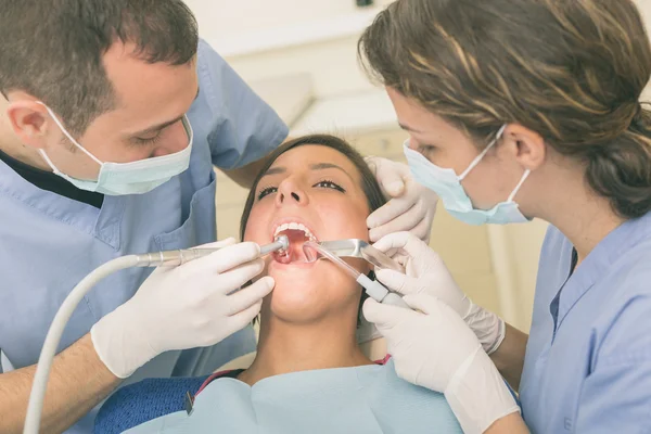 Dentista e Assistente Odontológico examinando Dentes de Paciente . — Fotografia de Stock