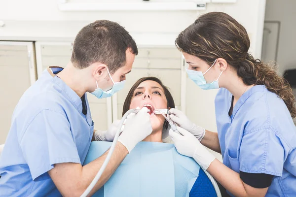 Dentista e Assistente Odontológico examinando Dentes de Paciente . — Fotografia de Stock