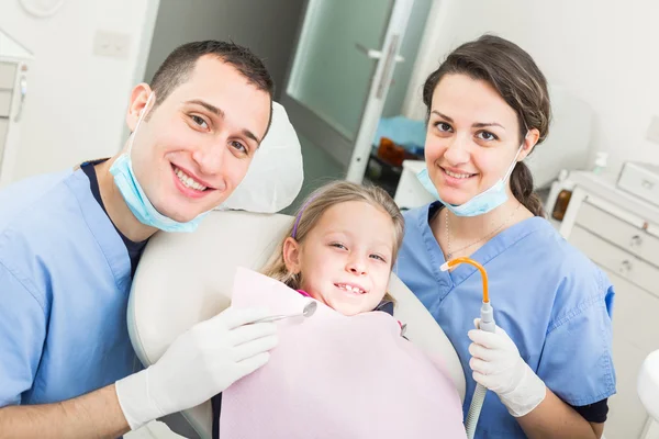 牙医和牙科助理肖像与年轻患者. — 图库照片