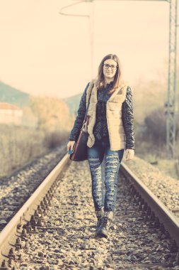 Tren raylara yürüyen güzel genç kadın. Demiryolu olduğunu