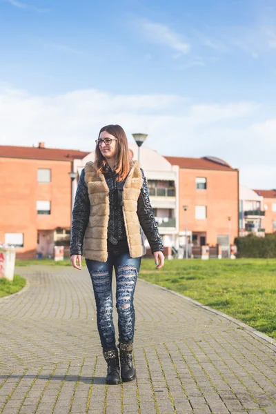 Ung kvinna promenerar i parken på morgonen. — Stockfoto