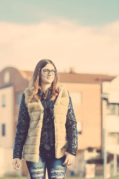 Junge Frau geht morgens im Park spazieren. — Stockfoto