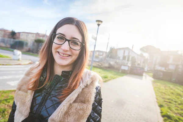 Portret młodej kobiety w parku w godzinach porannych. — Zdjęcie stockowe