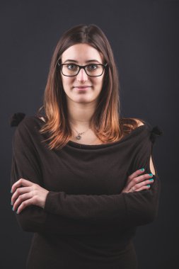 Siyah arka planda genç kadın portresi.